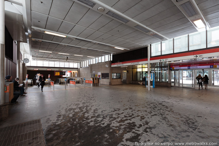Станция Kamppi / Kampen [Ка́мппи] (Хельсинки). Внутри вестибюля станции, общий вид.