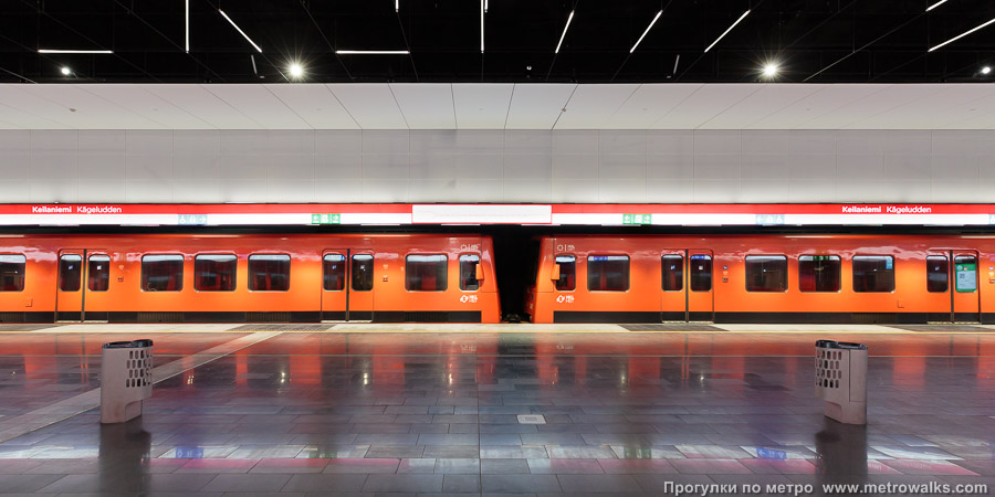 Станция Keilaniemi / Kägeludden [Ке́йланиэ́ми] (Хельсинки). Поперечный вид. Для пущей цветастости — с поездом.