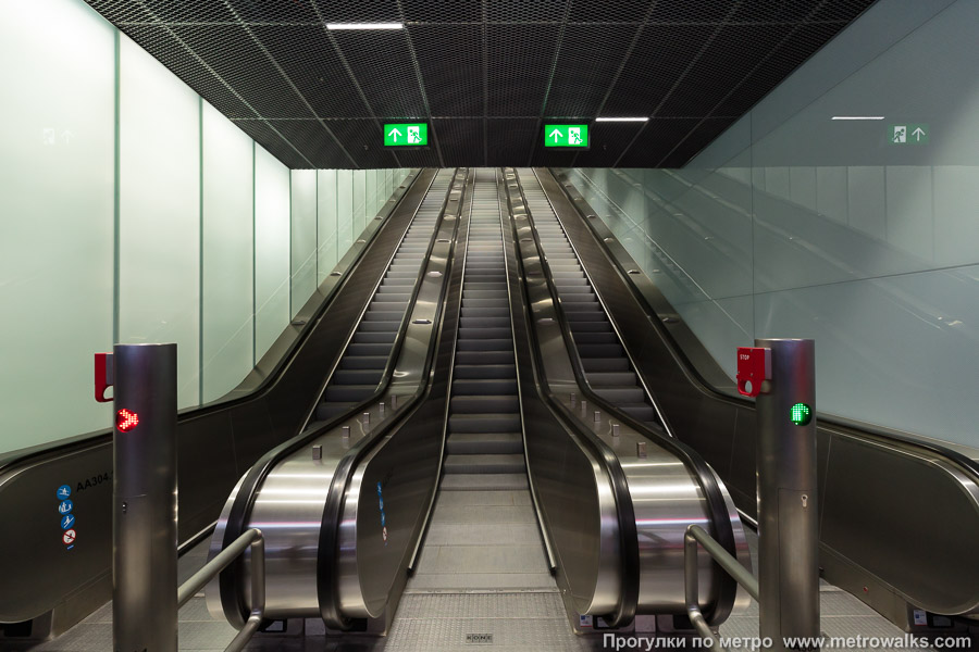 Станция Keilaniemi / Kägeludden [Ке́йланиэ́ми] (Хельсинки). Выход в город, эскалаторы начинаются прямо с уровня платформы. На фото эскалаторы выхода «B» (у «A» — такие же).