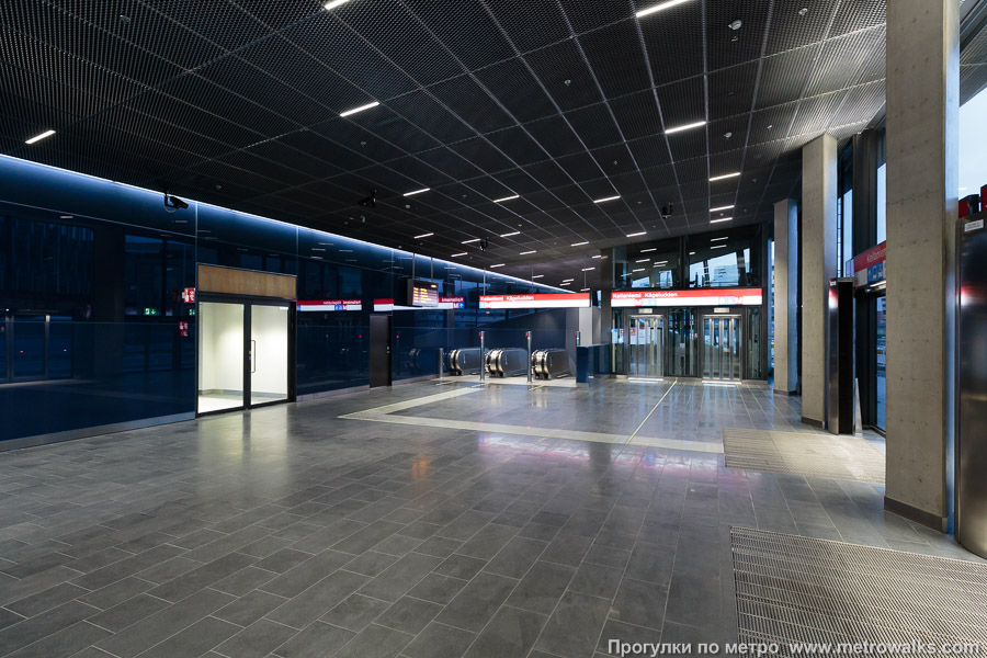 Станция Keilaniemi / Kägeludden [Ке́йланиэ́ми] (Хельсинки). Внутри вестибюля станции, общий вид. Верхний этаж вестибюля «B».