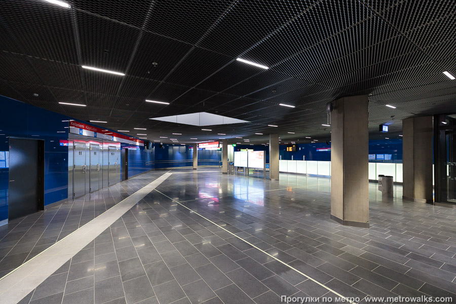 Станция Keilaniemi / Kägeludden [Ке́йланиэ́ми] (Хельсинки). В подземном вестибюле станции, общий вид. Внутри здания вестибюль «B» несколько отличается от «A».