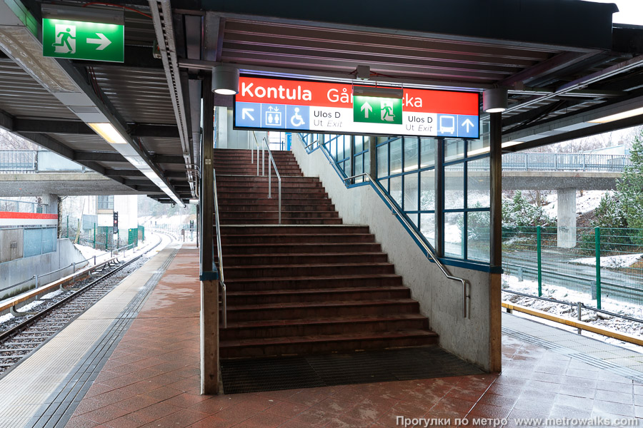 Станция Kontula / Gårdsbacka [Ко́нтула] (Хельсинки). Дополнительный выход по лестнице в западной части платформы.
