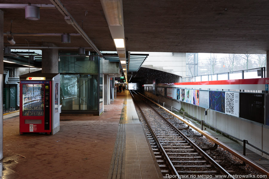 Станция Kontula / Gårdsbacka [Ко́нтула] (Хельсинки). Продольный вид вдоль края платформы. В центральной части станции.
