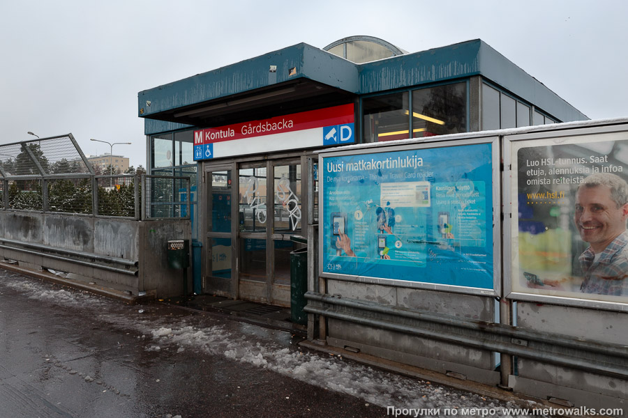 Станция Kontula / Gårdsbacka [Ко́нтула] (Хельсинки). На станцию можно спуститься на лифте прямо с улицы.