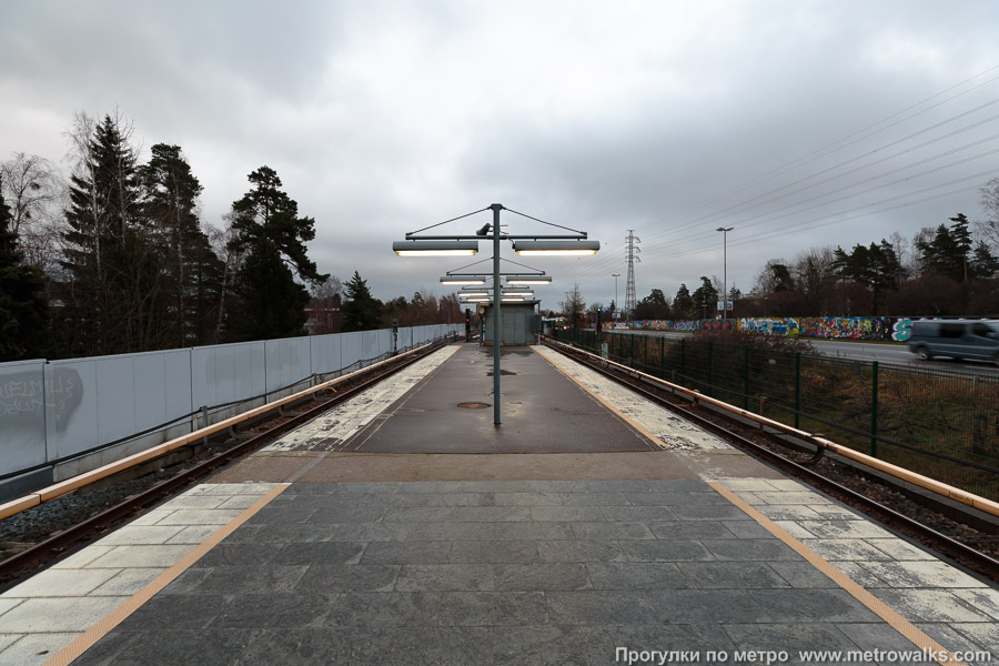 Станция Kulosaari / Brändö [Ку́лосаа́ри] (Хельсинки). Восточную оконечность платформы при реконструкции оставили нетронутой из-за сокращения длины поездов.