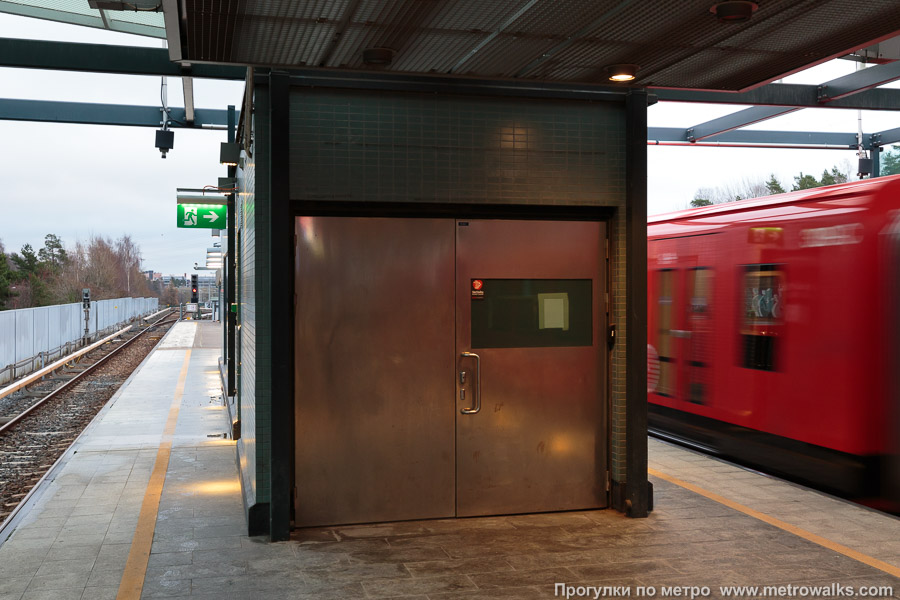 Станция Kulosaari / Brändö [Ку́лосаа́ри] (Хельсинки). С 2017 года восточный выход почему-то наглухо закрыт, даже табличку сняли.
