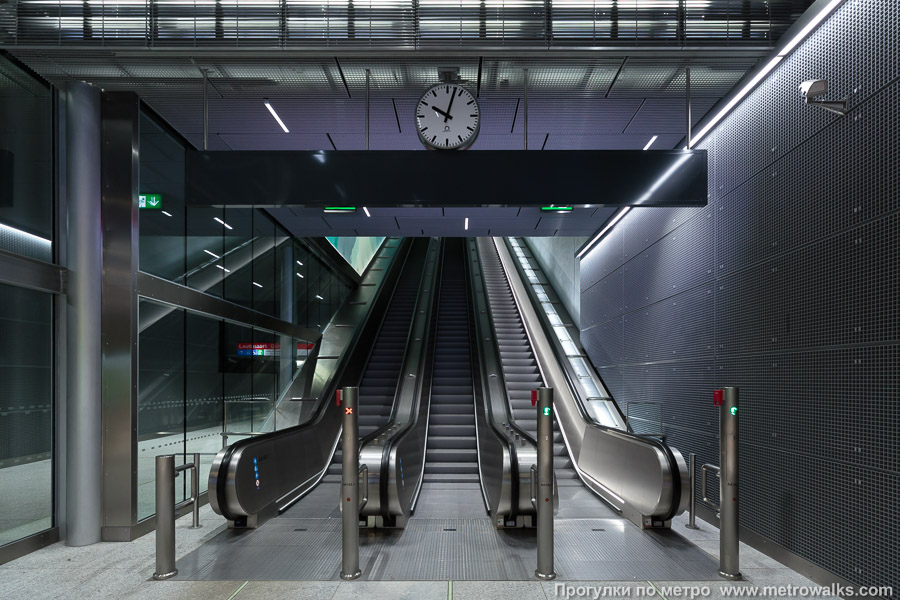 Станция Lauttasaari / Drumsö [Ла́уттасаа́ри] (Хельсинки). Выход в город, эскалаторы начинаются прямо с уровня платформы.