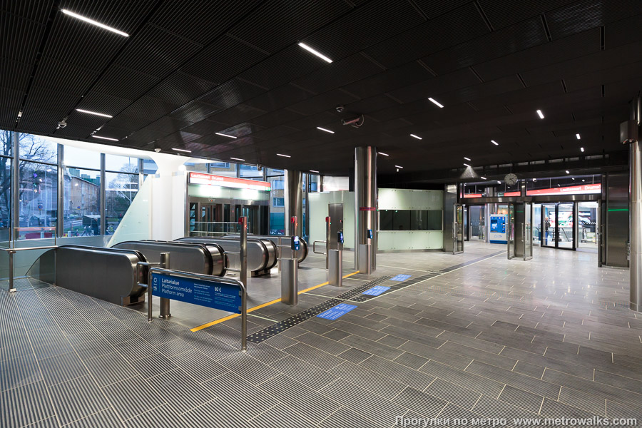 Станция Lauttasaari / Drumsö [Ла́уттасаа́ри] (Хельсинки). Внутри вестибюля станции, общий вид. Восточный вестибюль — полностью наземный.