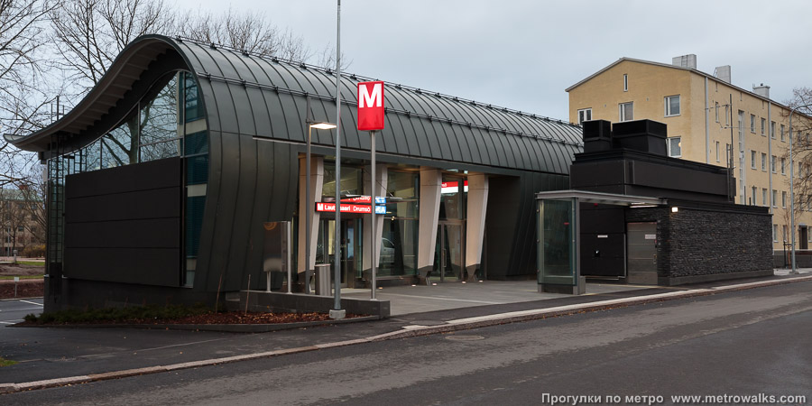 Станция Lauttasaari / Drumsö [Ла́уттасаа́ри] (Хельсинки). Западный вестибюль на улице Gyldénintie — отдельно стоящее здание.