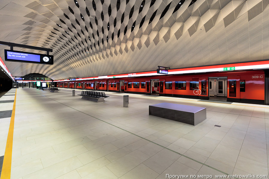 Станция Matinkylä / Mattby [Ма́тинкю́ля] (Хельсинки). Вид по диагонали. Для пущей цветастости — с поездом.