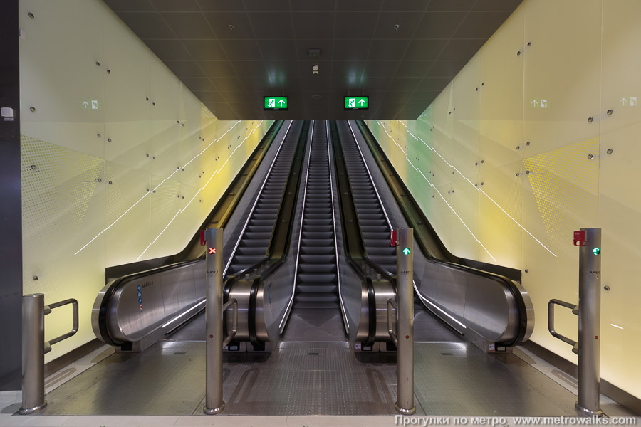 Станция Matinkylä / Mattby [Ма́тинкю́ля] (Хельсинки). Выход в город, эскалаторы начинаются прямо с уровня платформы.