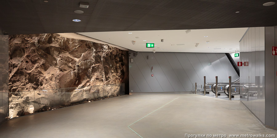 Станция Niittykumpu / Ängskulla [Нии́ттюку́мпу] (Хельсинки). Промежуточный зал между двумя группами эскалаторов.