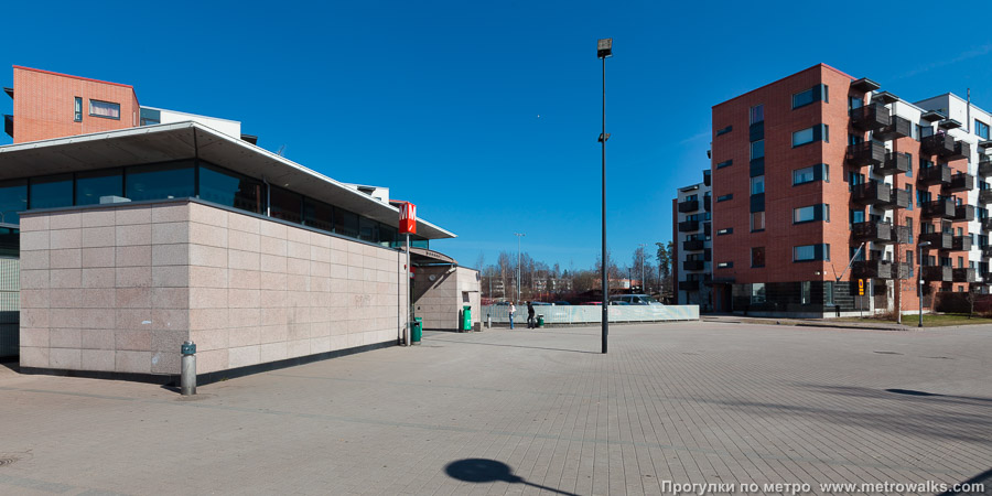 Станция Puotila / Botby Gård [Пуо́тила] (Хельсинки). Окрестности восточного входа — площадь Puotilan metrotori, названная по станции метро.