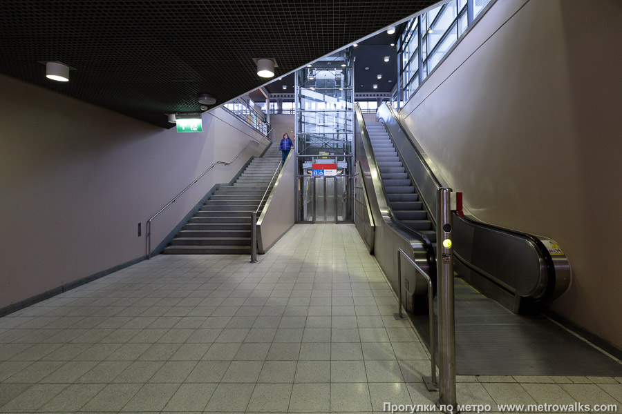 Станция Puotila / Botby Gård [Пуо́тила] (Хельсинки). Выход в город, эскалаторы начинаются прямо с уровня платформы.