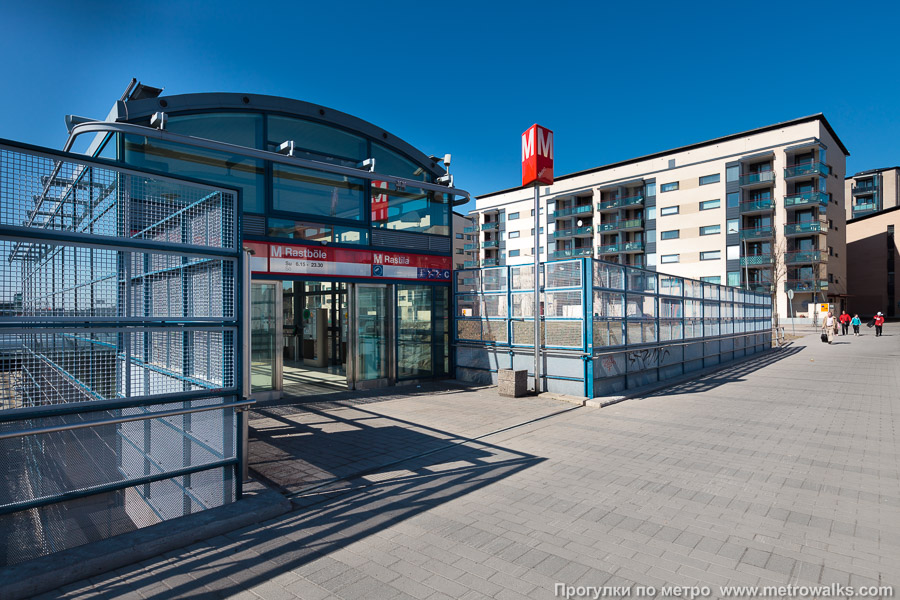 Станция Rastila / Rastböle [Ра́стила] (Хельсинки). Восточный наземный вестибюль на мосту Matkailijansilta.