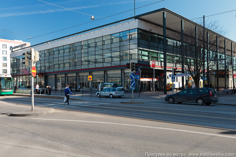 Станция Ruoholahti / Gräsviken [Руо́хола́хти] (Хельсинки). Наземный вестибюль станции встроен в торговый комплекс. У вестибюля метро собственный вход с улицы.