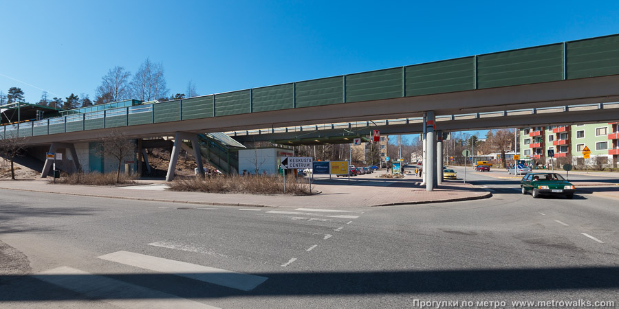 Станция Siilitie / Igelkottsvägen [Сии́литиэ́] (Хельсинки). Общий вид окрестностей станции.