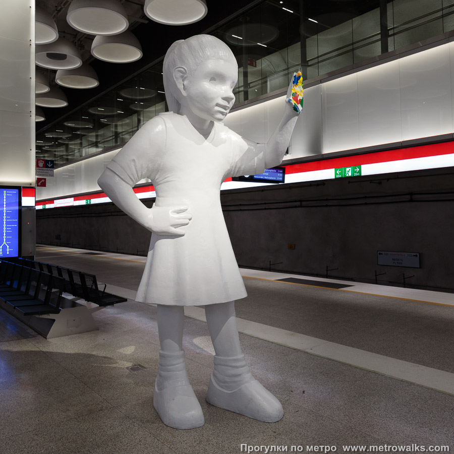 Станция Tapiola / Hagalund [Та́пиола] (Хельсинки). Скульптура на платформе станции. Недалеко находится музей современного искусства «EMMA», что повлияло на художественное оформление станции.