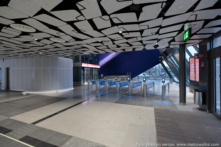 Станция Urheilupuisto / Idrottsparken [У́рхейлупу́йсто] (Хельсинки). Внутри вестибюля станции, общий вид.
