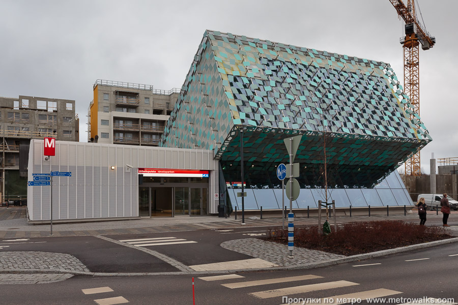 Станция Urheilupuisto / Idrottsparken [У́рхейлупу́йсто] (Хельсинки). Наземный вестибюль станции.