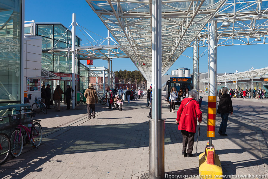 Станция Vuosaari / Nordsjö [Вуо́саа́ри] (Хельсинки). Рядом с восточным вестибюлем станции — крупная автобусная остановка.