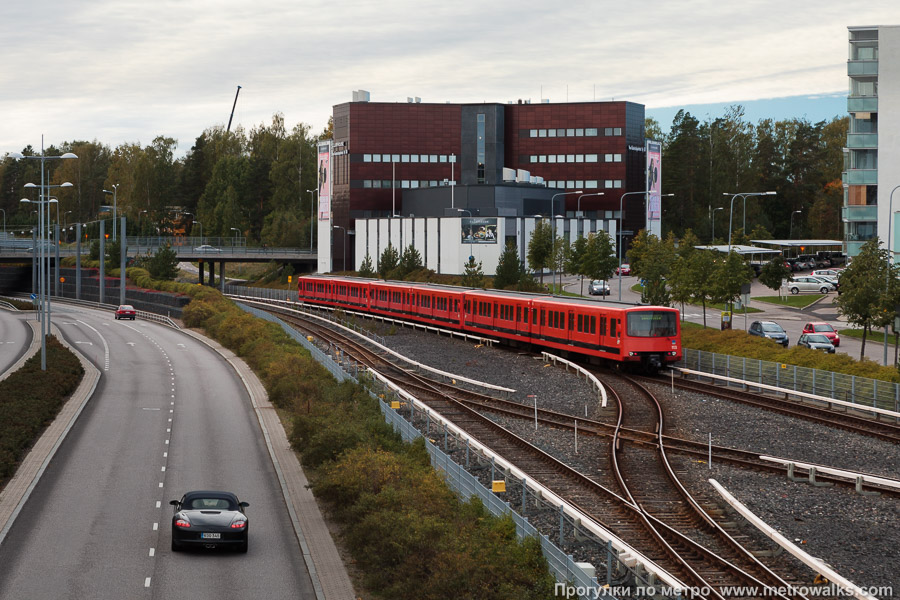 Станция Vuosaari / Nordsjö [Вуо́саа́ри] (Хельсинки). Пути рядом со станцией.