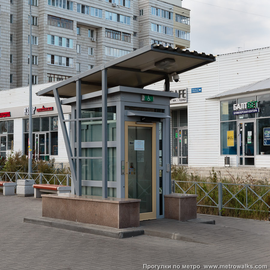 Станция Дубравная (Казань). На станцию можно спуститься на лифте прямо с улицы.