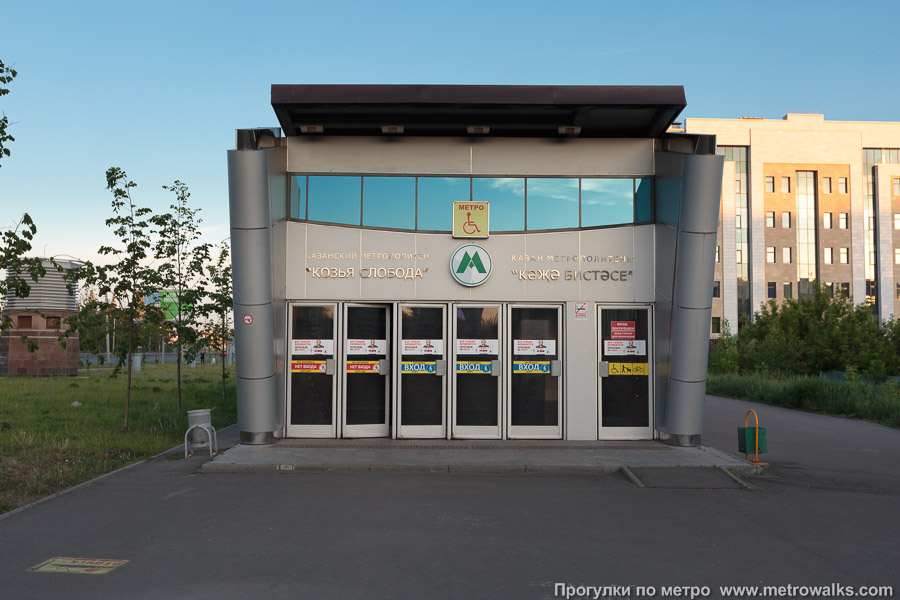 Станция Козья слобода / Кәҗә бистәсе (Казань). Вход на станцию осуществляется через подземный переход. Павильон юго-западного входа в подземный переход.