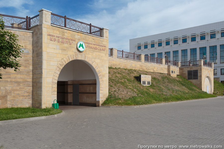 Станция Кремлёвская / Кремль (Казань). Впрочем, он только с одной стороны подземный, а с другой стороны (с Право-Булачной улицы) находится на уровне земной поверхности. Рельеф Казани очень сложен.