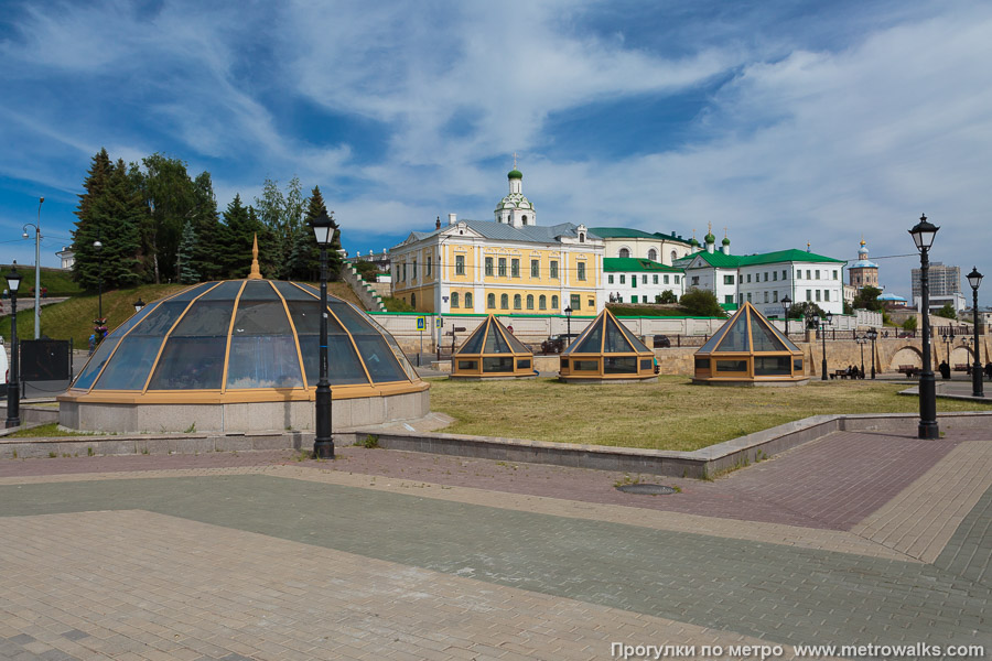 Станция Кремлёвская / Кремль (Казань). Северо-западный вестибюль станции оборудован световыми окнами для естественного освещения.