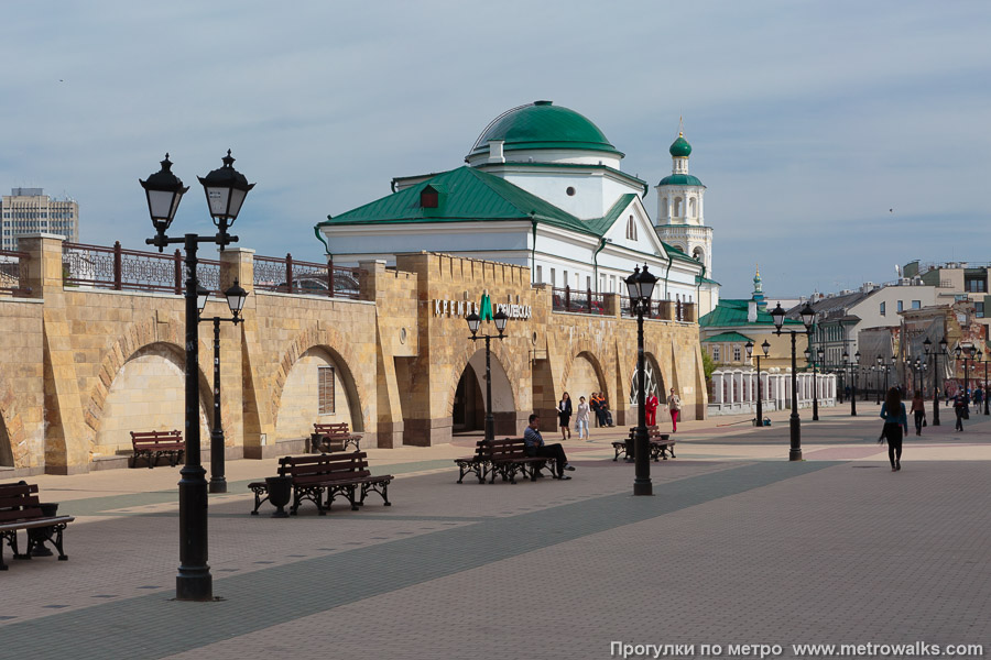 Станция Кремлёвская / Кремль (Казань). Юго-восточный вход на станцию с пешеходной улицы Баумана.