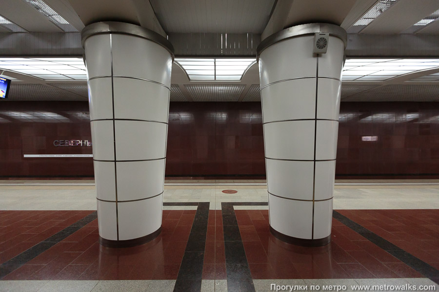 Станция Северный вокзал / Төньяк вокзал (Казань). В центре станции для усиления конструкции одна пара колонн установлена с меньшим шагом.