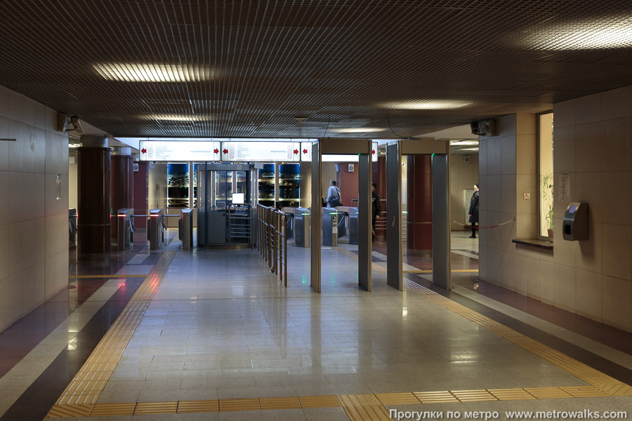 Станция Северный вокзал / Төньяк вокзал (Казань). Внутри вестибюля станции, общий вид. Это южный вестибюль станции.