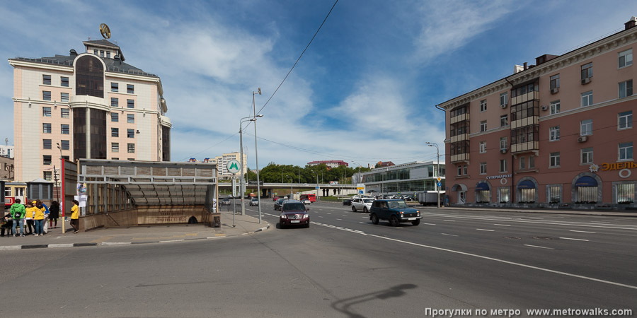 Станция Суконная слобода / Сукно бистәсе (Казань). Общий вид окрестностей станции. Главный вход на станцию с улицы Эсперанто, которая недавно была переименована в улицу Нурсултана Назарбаева.