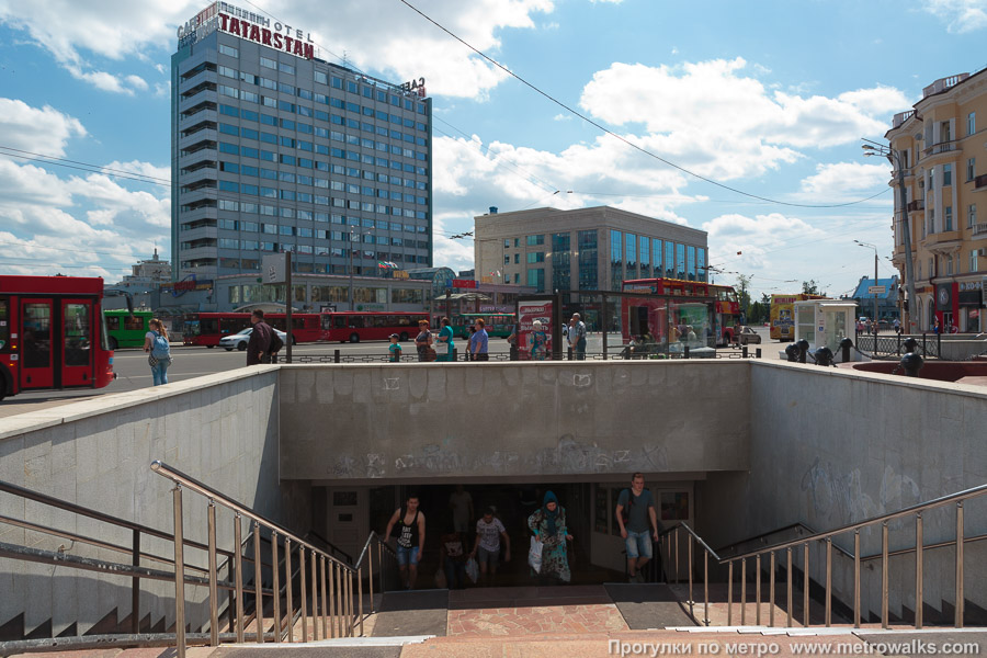 Станция Площадь Габдуллы Тукая / Тукай Мәйданы (Казань). Вход на станцию осуществляется через подземный переход. Вид со стороны улицы Баумана.