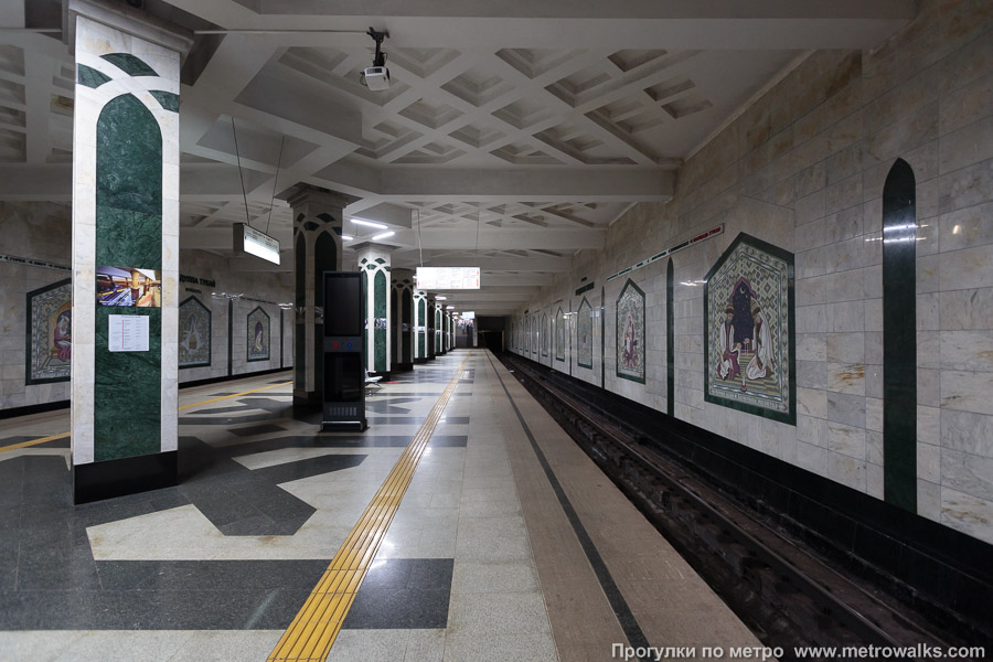 Станция Площадь Габдуллы Тукая / Тукай Мәйданы (Казань). Продольный вид вдоль края платформы.