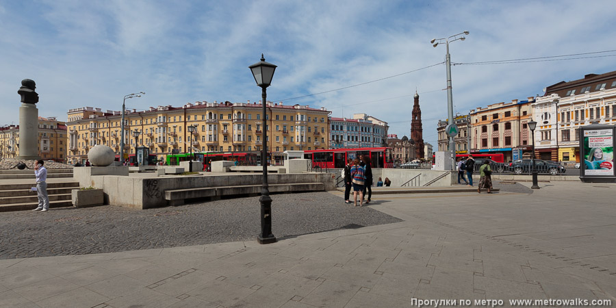 Станция Площадь Габдуллы Тукая / Тукай Мәйданы (Казань). Общий вид окрестностей станции. Площадь Тукая и вход на станцию со стороны Петербургской улицы.