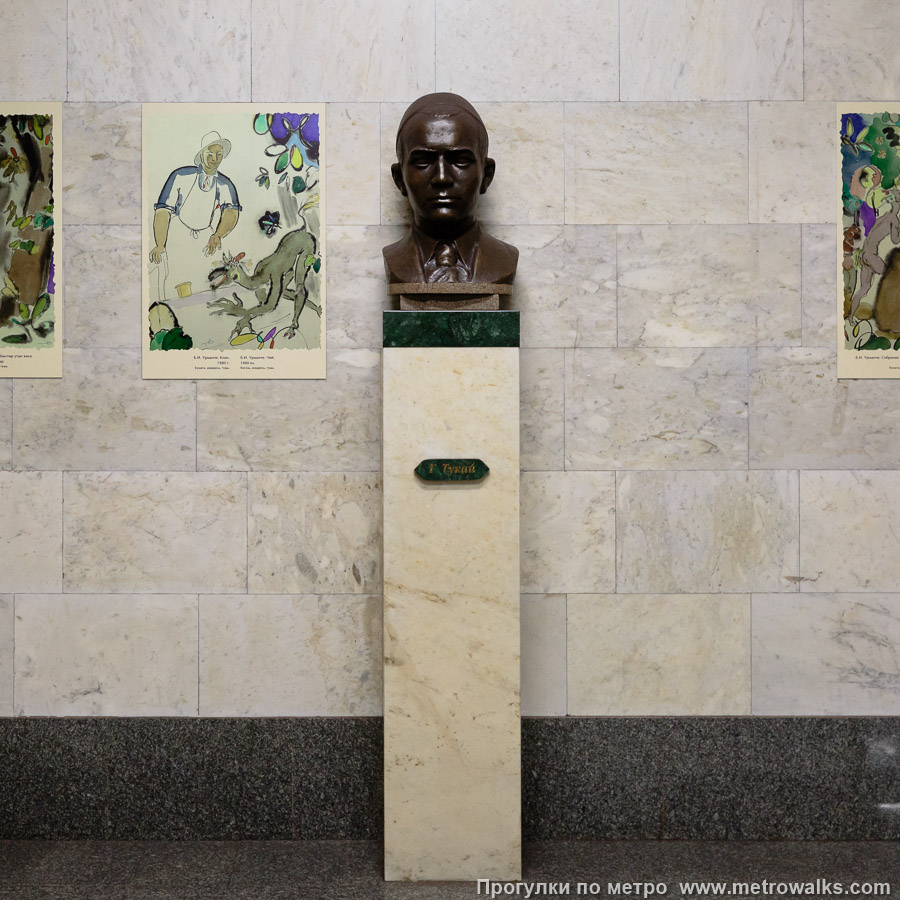 Станция Площадь Габдуллы Тукая / Тукай Мәйданы (Казань). Бюст Габдуллы Тукая крупным планом. Экспозиция рисунков вокруг него регулярно обновляется.