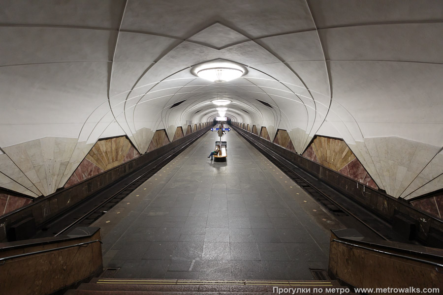 Станция Аэропорт (Замоскворецкая линия, Москва). Спуск на станцию по лестнице.