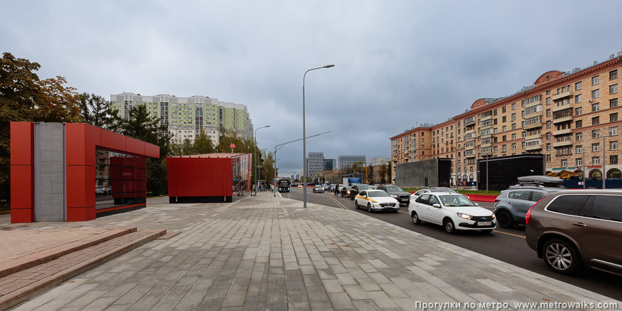 Станция Академическая (Троицкая линия, Москва). Общий вид окрестностей станции. Улица Дмитрия Ульянова, вид от площади Хо Ши Мина в восточную сторону.