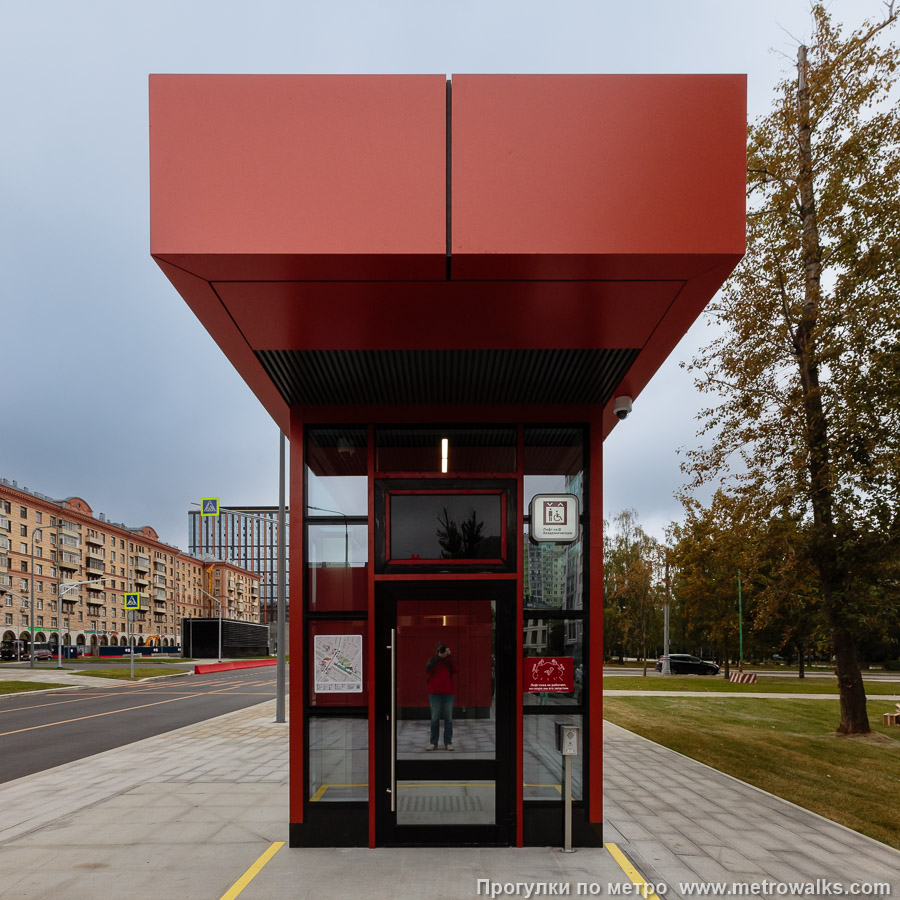 Станция Академическая (Троицкая линия, Москва). На станцию можно спуститься на лифте прямо с улицы. Рядом со входом № 9.