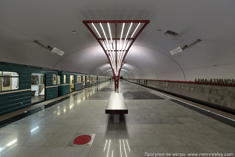 Станция Алма-Атинская (Замоскворецкая линия, Москва). Продольный вид по оси станции. С южного конца станции в сторону северного.