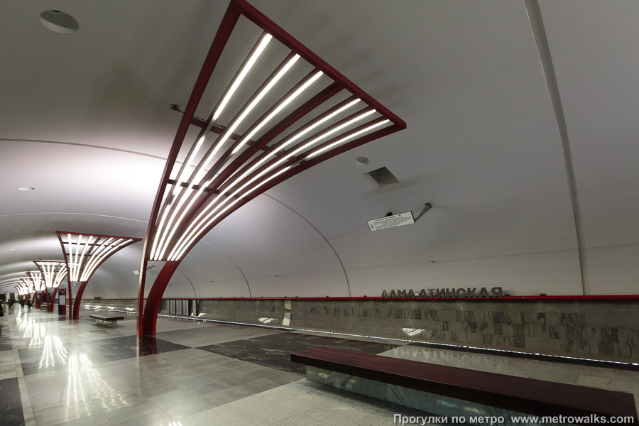 Станция Алма-Атинская (Замоскворецкая линия, Москва). Вид по диагонали.