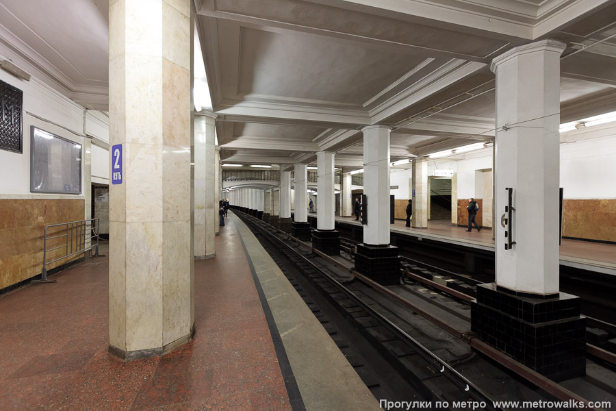 Станция Александровский сад (Филёвская линия, Москва). Продольный вид вдоль края платформы. 2-й путь (выпуклая платформа).