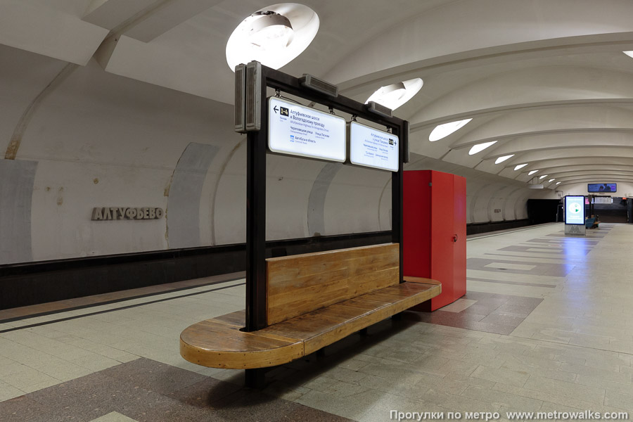 Станция Алтуфьево (Серпуховско-Тимирязевская линия, Москва). Скамейки, совмещённые с указателями. 15 июня 2025. Станция Алтуфьево (Серпуховско-Тимирязевская линия, Москва). Скамейки, совмещённые с указателями.