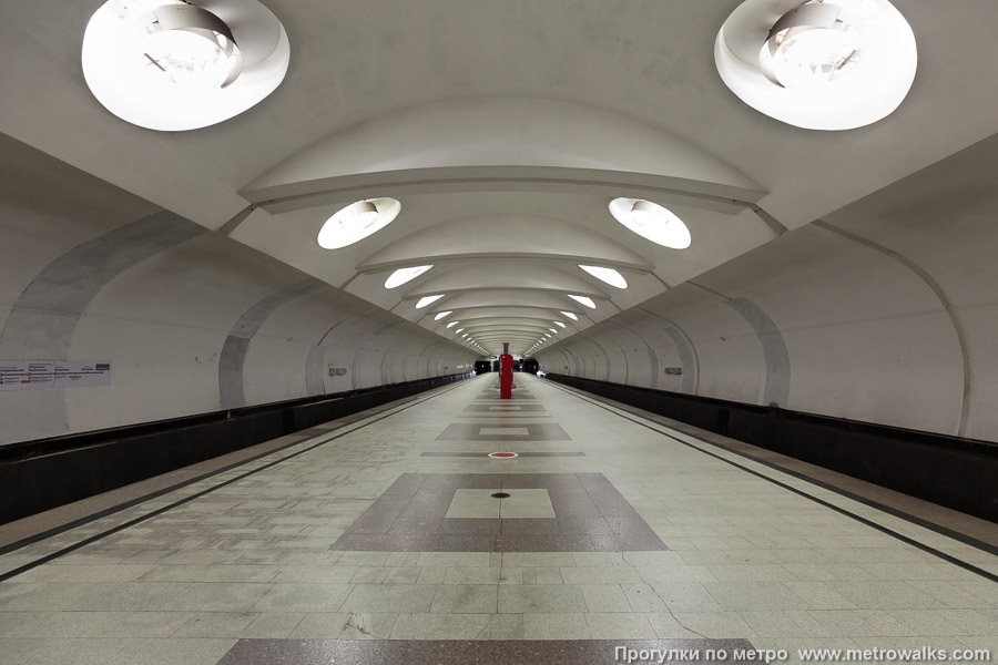 Станция Алтуфьево (Серпуховско-Тимирязевская линия, Москва). Продольный вид по оси станции. 15 июня 2025. Станция Алтуфьево (Серпуховско-Тимирязевская линия, Москва). Продольный вид по оси станции.