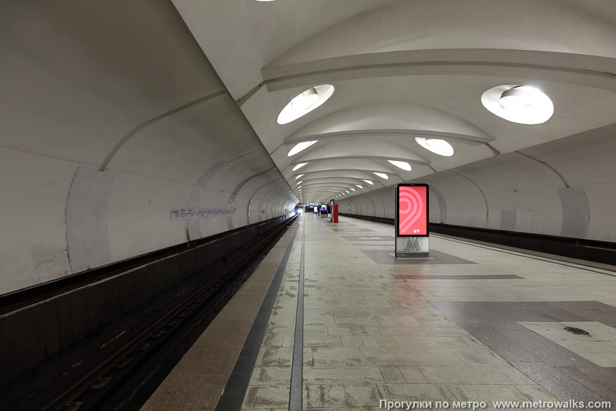 Станция Алтуфьево (Серпуховско-Тимирязевская линия, Москва). Край платформы, общий вид. 15 июня 2025. Станция Алтуфьево (Серпуховско-Тимирязевская линия, Москва). Край платформы, общий вид.