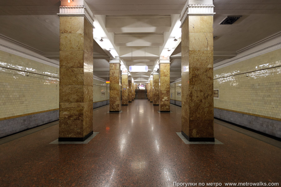 Станция Арбатская (Филёвская линия, Москва). Продольный вид центрального зала.