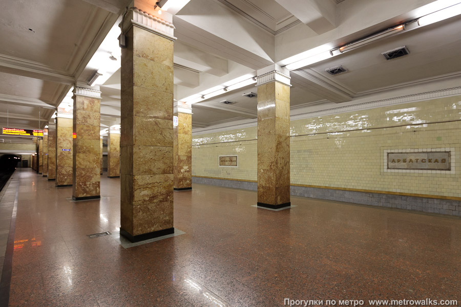 Станция Арбатская (Филёвская линия, Москва). Вид с края платформы по диагонали на противоположную сторону сквозь центральный зал.