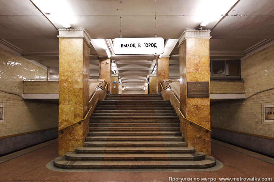 Станция Арбатская (Филёвская линия, Москва). Выход в город осуществляется по лестнице.